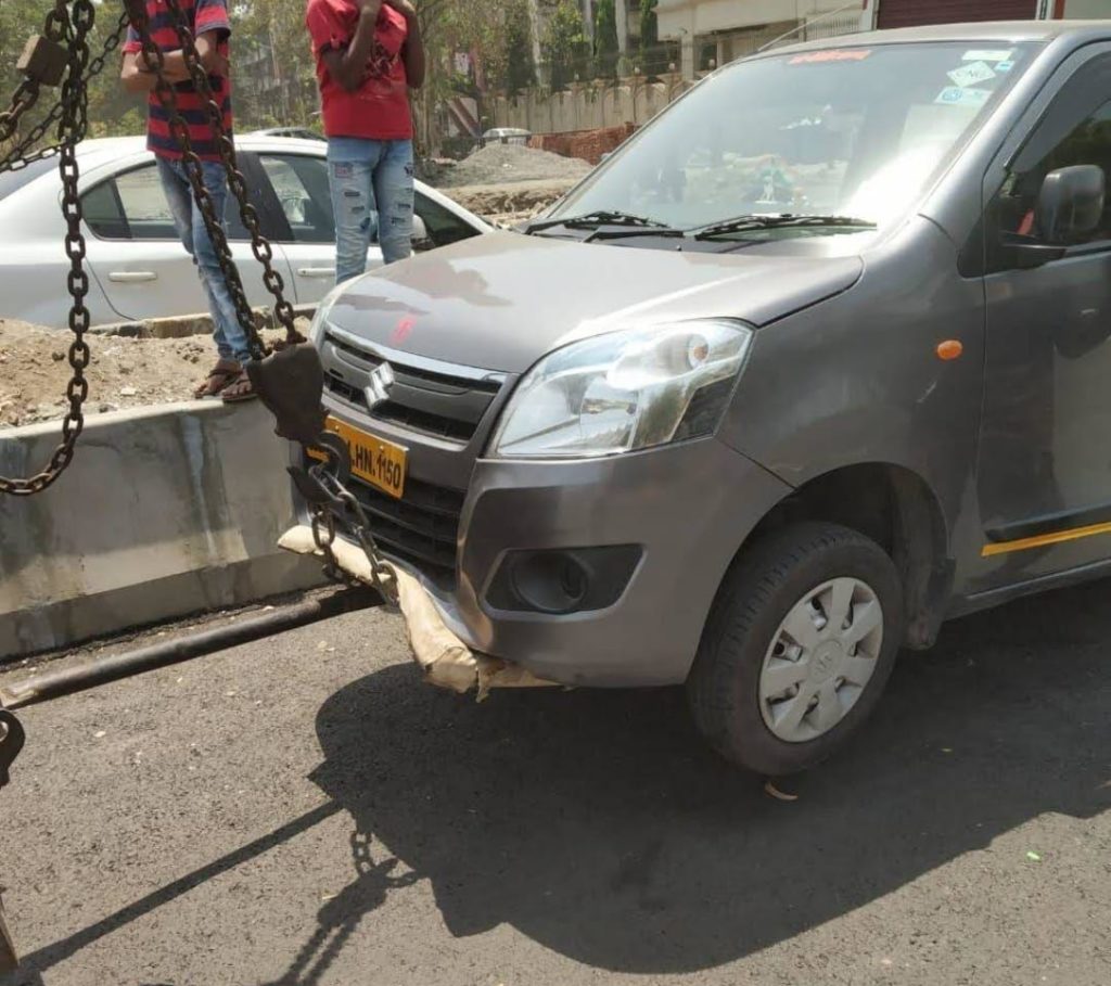 chain and hook towing car